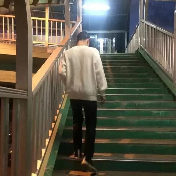 喻薇策红